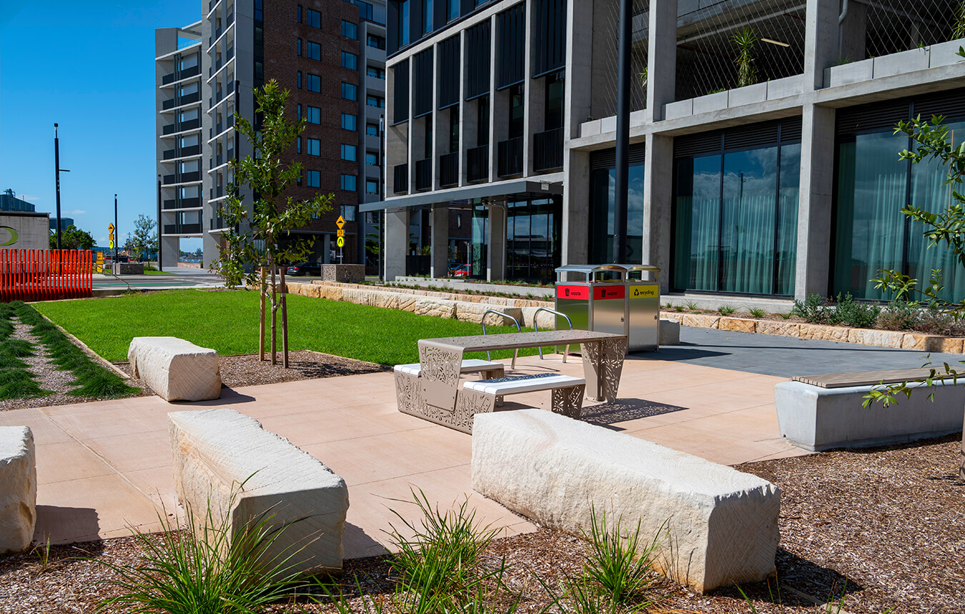 The Little National Hotel and Cottage Creek, Honeysuckle